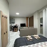 Dennys Apartment At Gardenia Myslym Shyri
